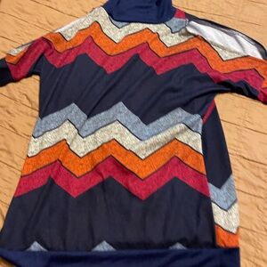 Retro top with cut out shoulders
Pit to pit 23-24 inches